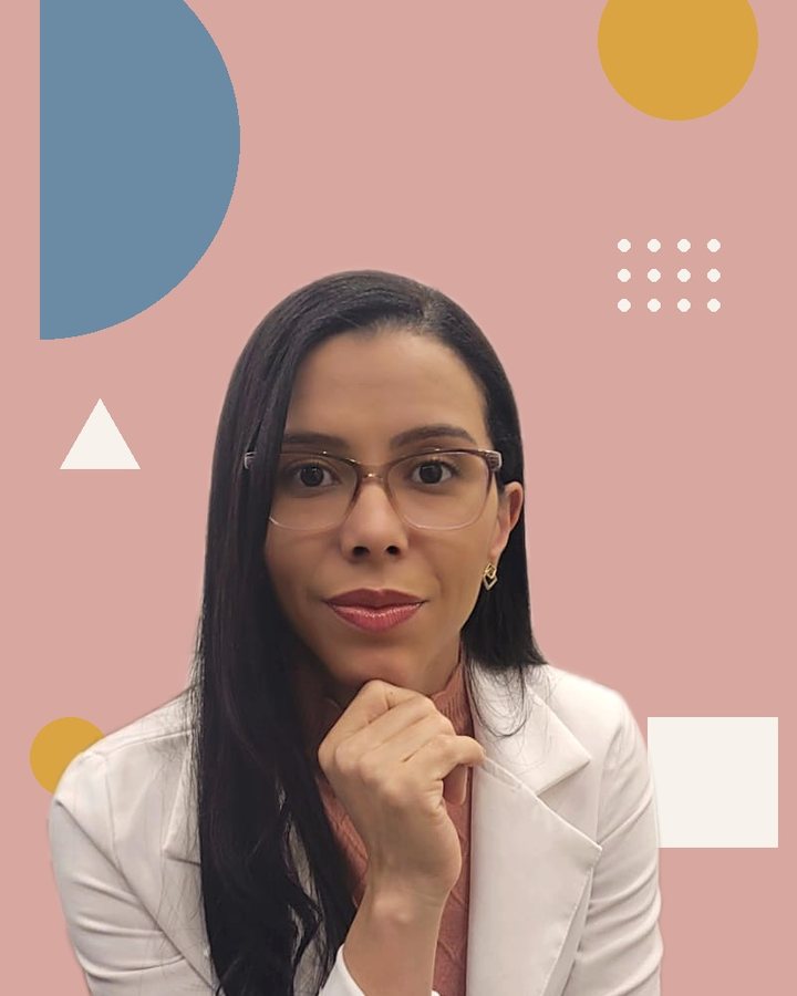 Joana D'Arc de blazer branco, com a mão no queixo, sobre fundo rosa com formas coloridas